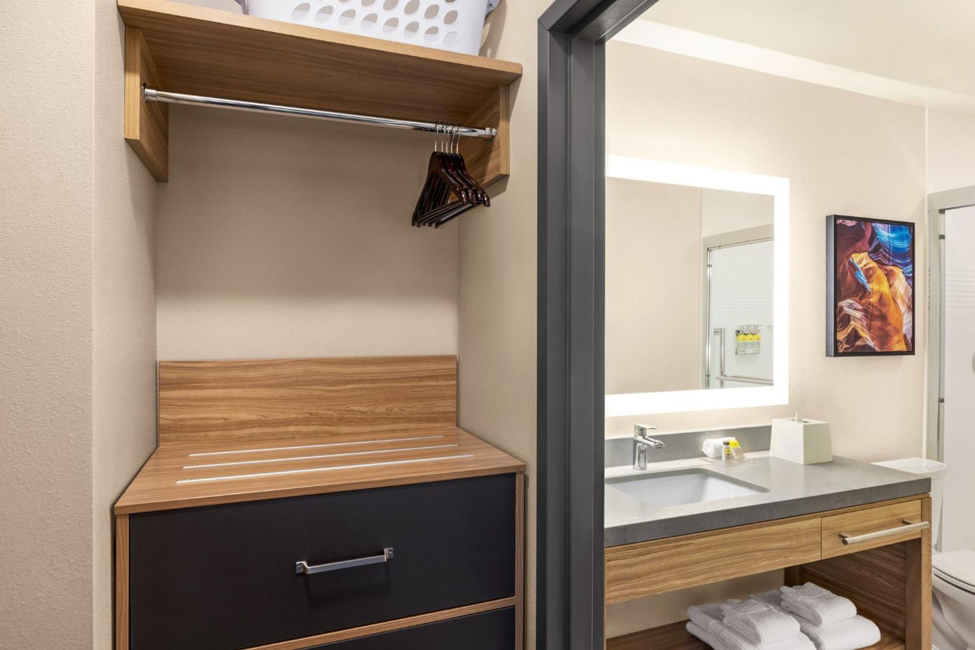 Candlewood West By Ihg Hotel 2*